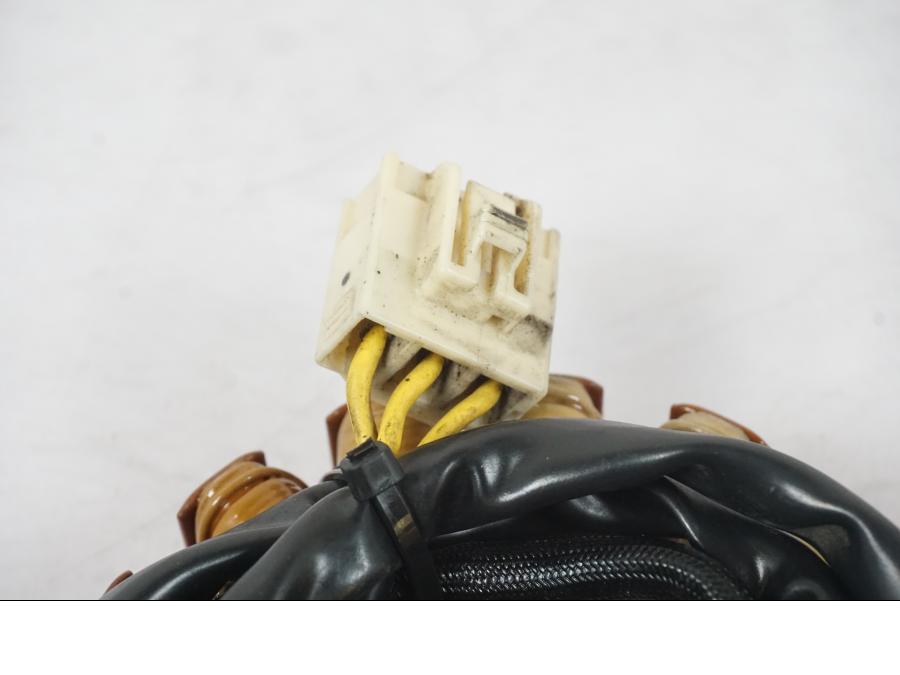 Vänster sida på Generator från en Kawasaki ZZ-R 1400 -2009 motorcykel.