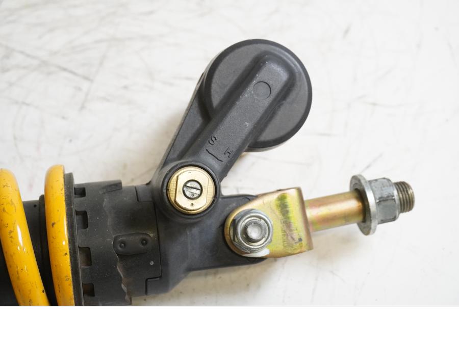 Snett nerifrån på Stötdämpare från en Honda CBR 900 RR -2002 motorcykel.