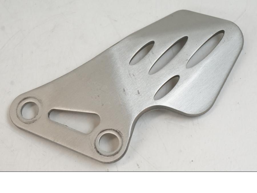 Framsidan på Fotpinnehälskydd från en Yamaha YZF 1000 R1 -2009 motorcykel.