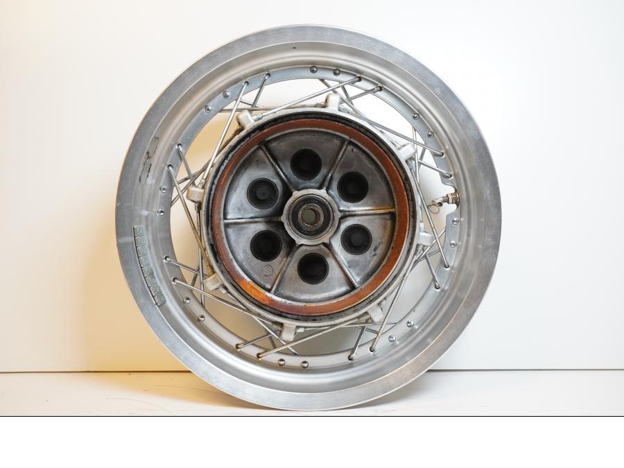 Framsidan på Fälg från en Yamaha XV 1100 -1995 motorcykel.