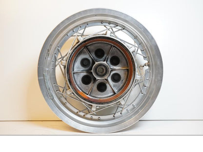 Framsidan på Fälg från en Yamaha XV 1100 -1995 motorcykel.