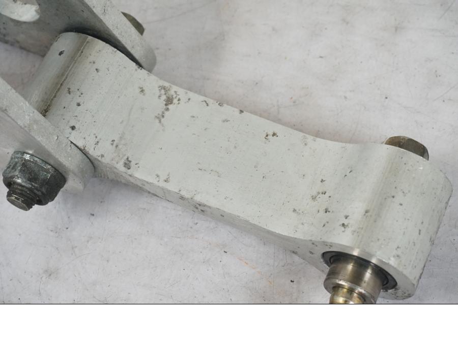 Baksidan på Stötdämparlänkage från en Honda CBR 1100 XX -1999 motorcykel.