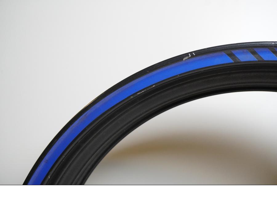 Snett nerifrån på Fälg från en Yamaha YZF 600 R -1997 motorcykel.