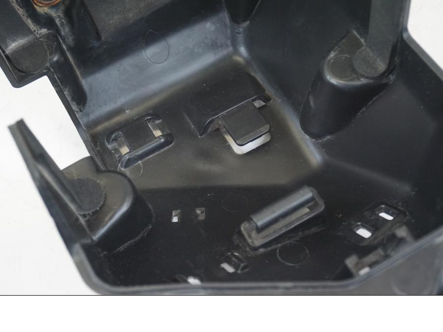 Baksidan på Batterihållare från en Yamaha WR 125 -2011 motorcykel.