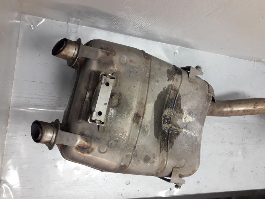 Höger sida på Ljuddämpare från en Yamaha FZ-6 -2004 motorcykel.