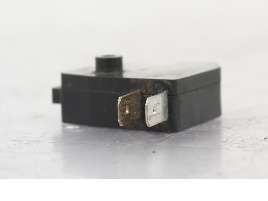 Baksidan på Bromsljuskontakt från en Suzuki VL 800 -2002 motorcykel.