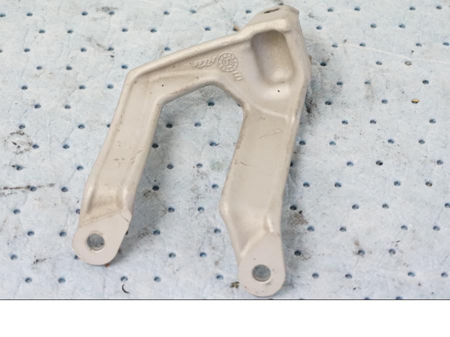 Snett uppifrån på Fotpinnefäste från en KTM 690 Duke -2008 motorcykel.