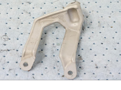 Snett uppifrån på Fotpinnefäste från en KTM 690 Duke -2008 motorcykel.