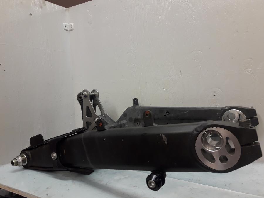 Höger sida på Sving från en Kawasaki Z 1000 -2013 motorcykel.