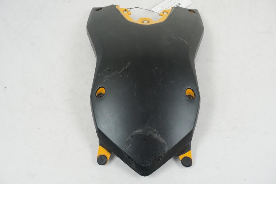 Baksidan på Bensintankskåpa från en BMW F 800 GS -2008 motorcykel.