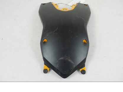 Baksidan på Bensintankskåpa från en BMW F 800 GS -2008 motorcykel.