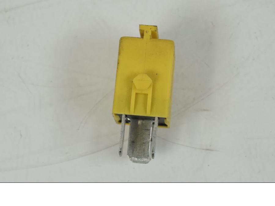 Baksidan på Relä från en BMW F 650 CS -2002 motorcykel.