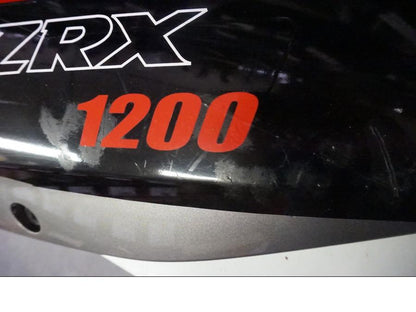 Snett nerifrån på Toppkåpa från en Kawasaki ZR-X 1200 S -2001 motorcykel.