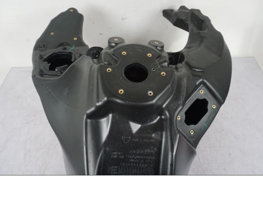 Snett uppifrån på Bensintank från en Ducati Multistrada V4 -2024 motorcykel.