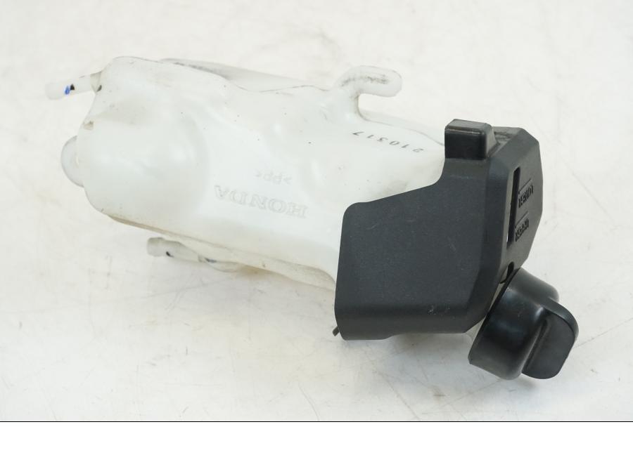 Baksidan på Vattenexpansionskärl från en Honda CB 650 F Hornet -2017 motorcykel.