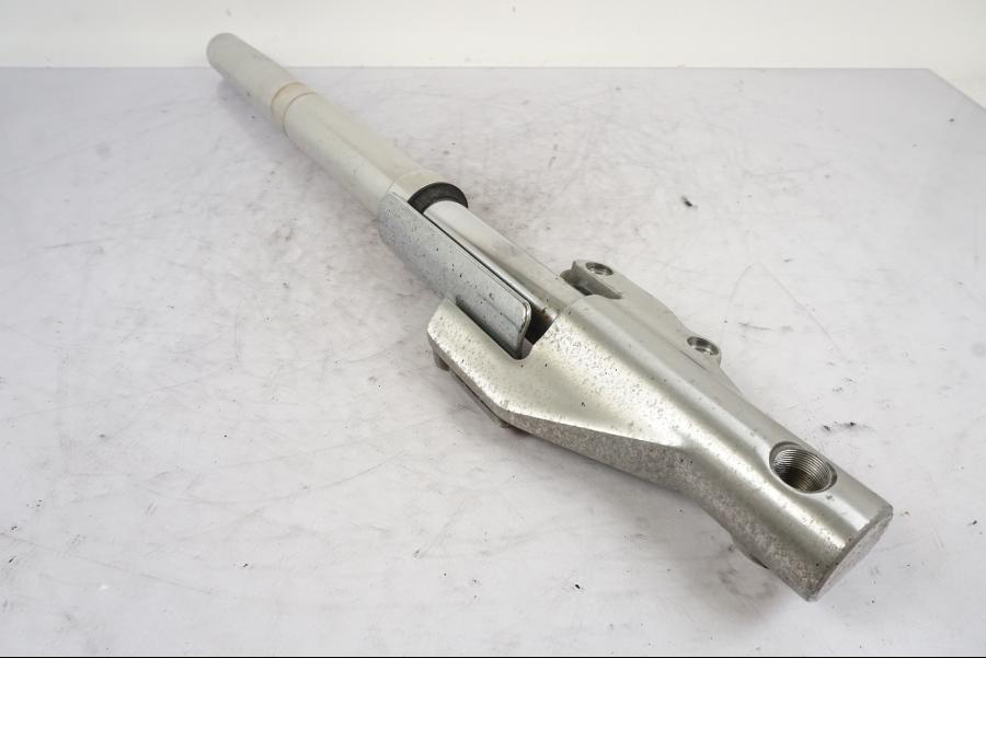 Framsidan på Gaffelben från en Kawasaki VN 1500 -2003 motorcykel.