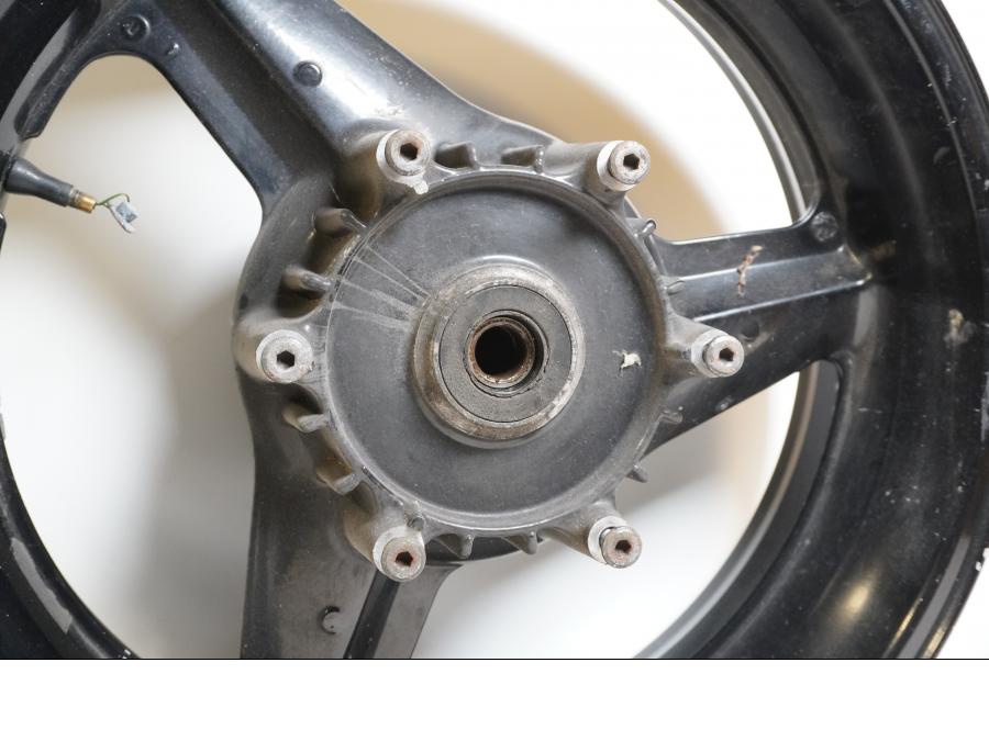 Baksidan på Fälg från en Honda CBR 1000 F -1993 motorcykel.