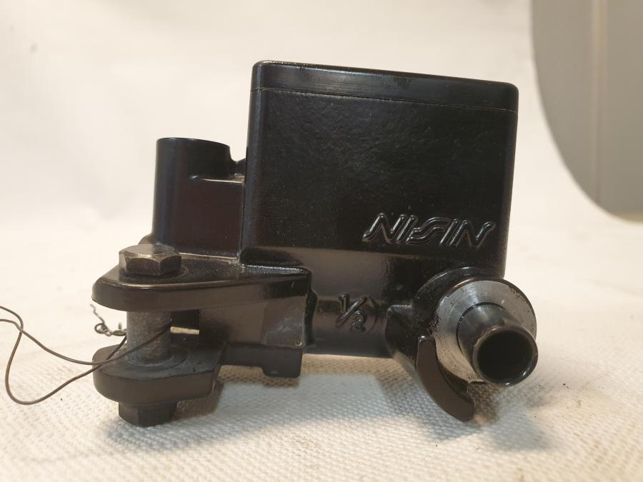 Höger sida på Bromshuvudcylinder från en Kawasaki Z 125 -2019 motorcykel.