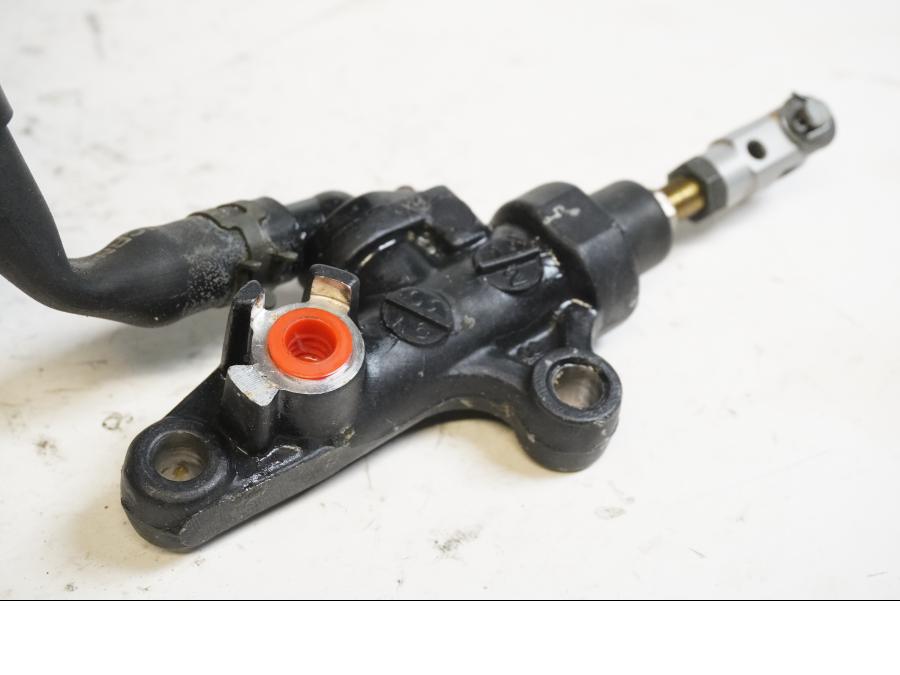 Snett uppifrån på Bromshuvudcylinder från en Yamaha YZF R6 -2000 motorcykel.