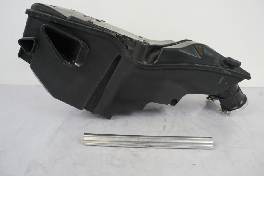 Framsidan på Luftburk från en KTM 790 Duke -2019 motorcykel.