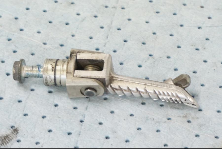 Vänster sida på Fotpinne från en Suzuki GSX-R 1000 -2008 motorcykel.