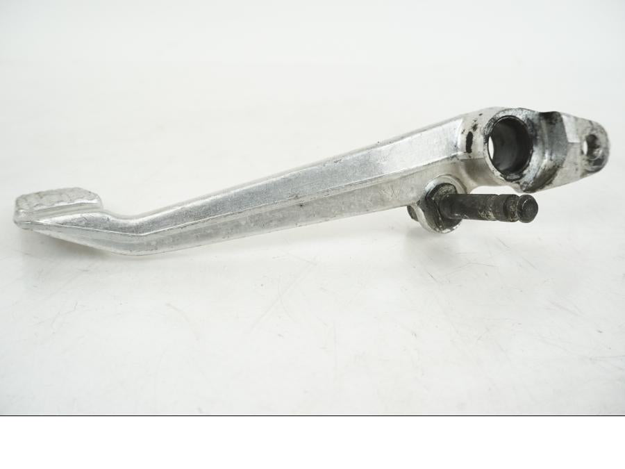 Snett nerifrån på Bromspedal från en Yamaha FZR 1000 -1990 motorcykel.