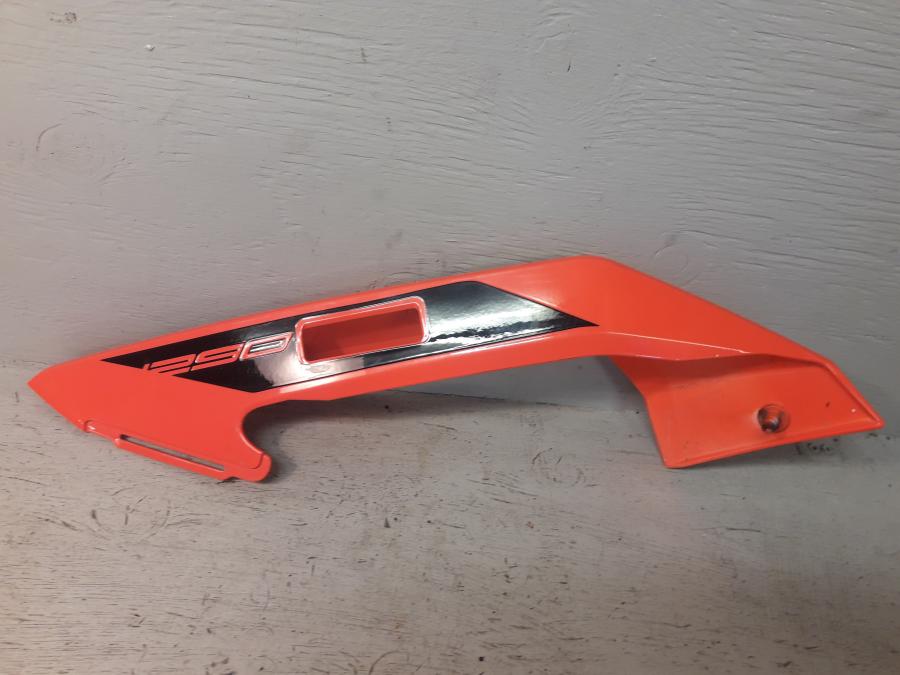 Baksidan på Bakvinge från en KTM 1290 Super Duke -2016 motorcykel.