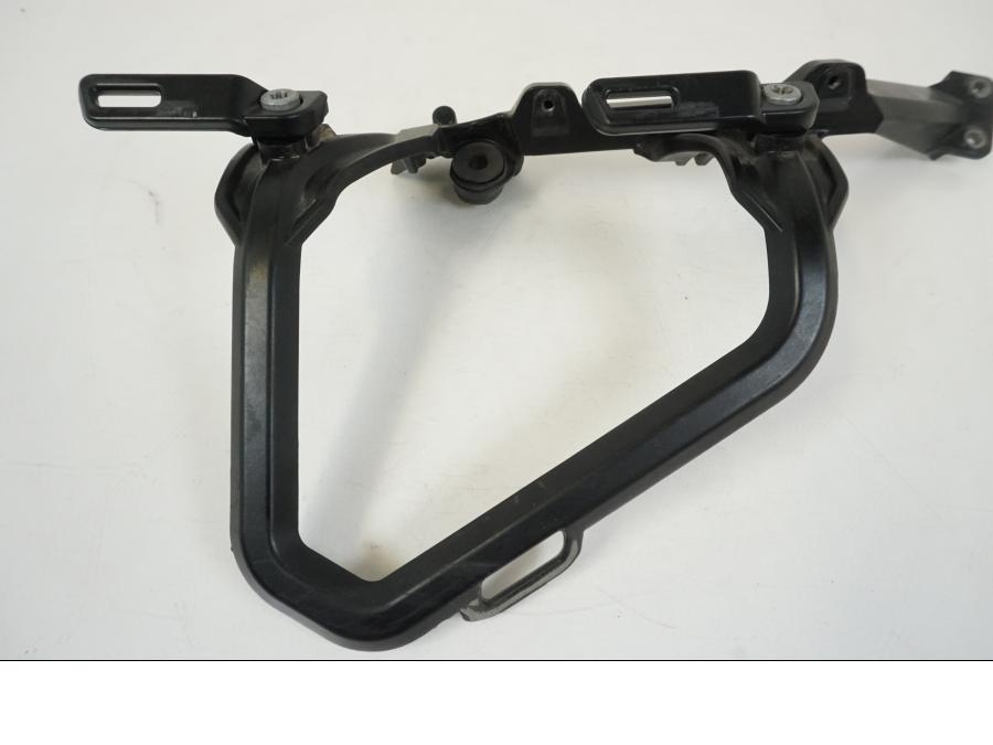 Snett nerifrån på Sidoväskhållare från en KTM 990 SM -2009 motorcykel.