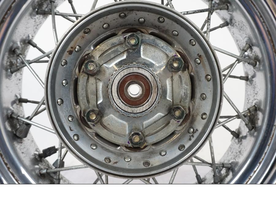 Höger sida på Fälg från en Yamaha XVS 1100 -2000 motorcykel.