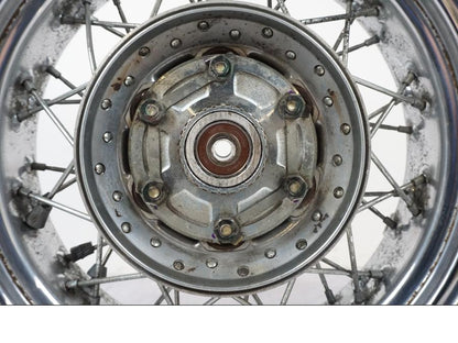 Höger sida på Fälg från en Yamaha XVS 1100 -2000 motorcykel.