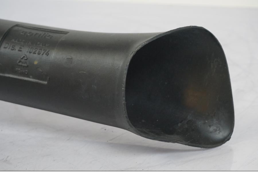 Vänster sida på Luftrör från en Aprilia RS 125 -2000 motorcykel.