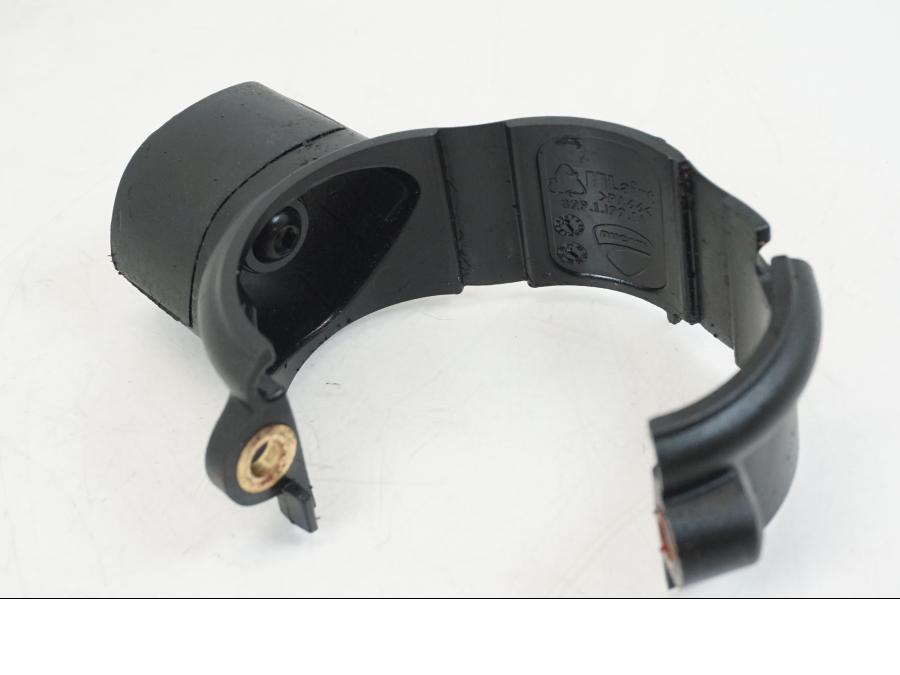 Snett uppifrån på Blinkersfäste från en Ducati Streetfighter V4 -2020 motorcykel.