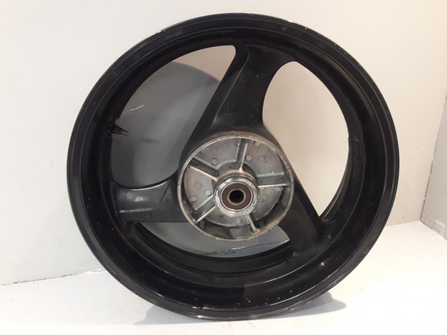 Baksidan på Fälg från en Honda CBR 600 -1999 motorcykel.