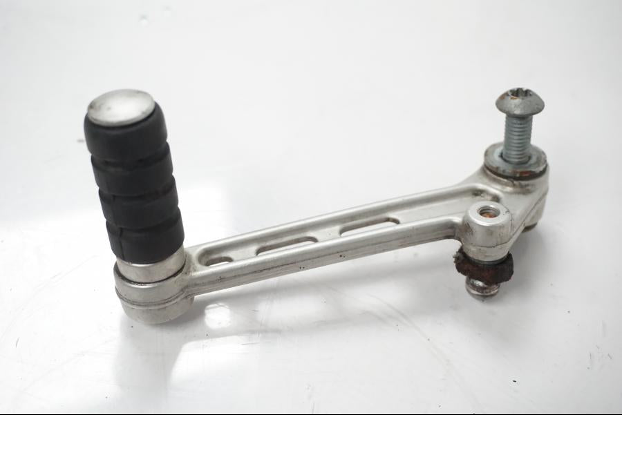 Baksidan på Växelpedal från en BMW F 650 CS -2002 motorcykel.