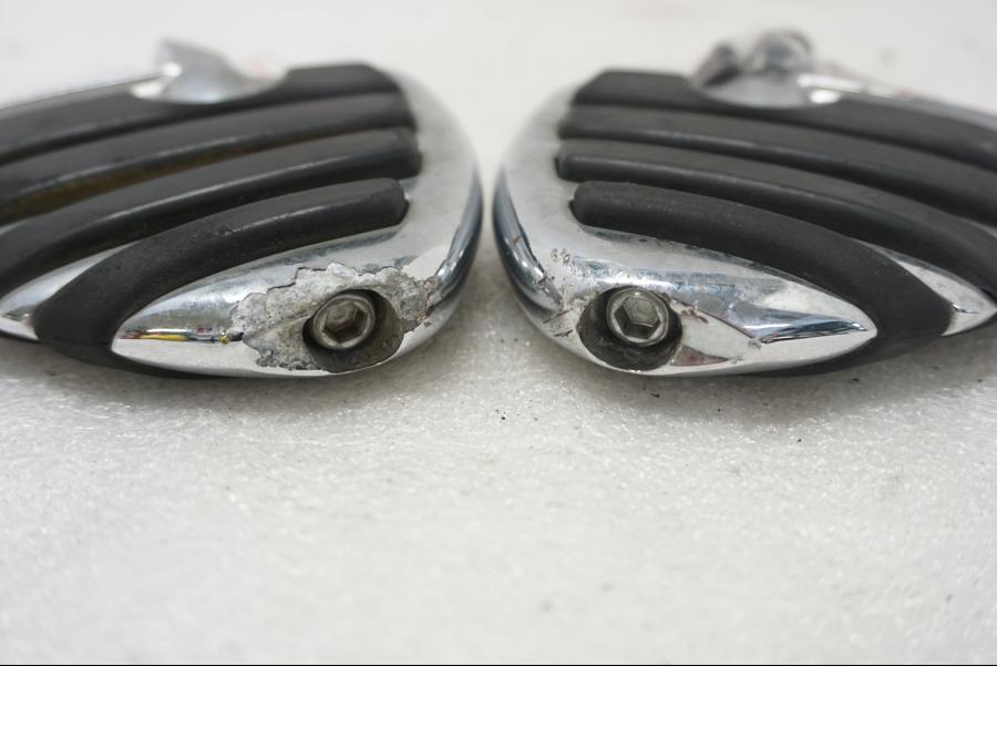 Vänster sida på Fotplatta från en Suzuki VL 800 -2004 motorcykel.