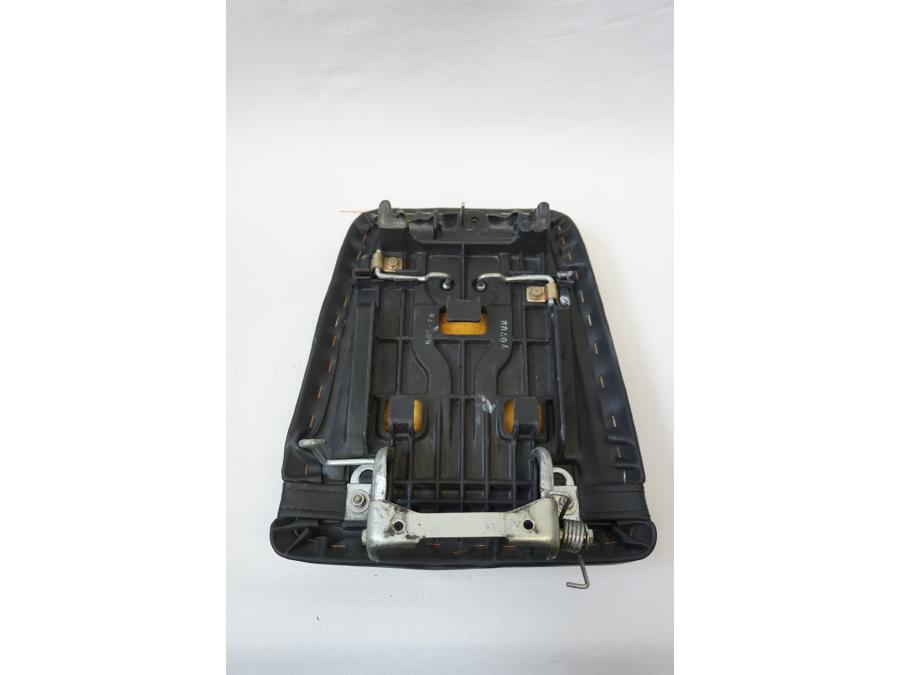 Vänster sida på Sadel från en Honda CBR 900 RR -1997 motorcykel.