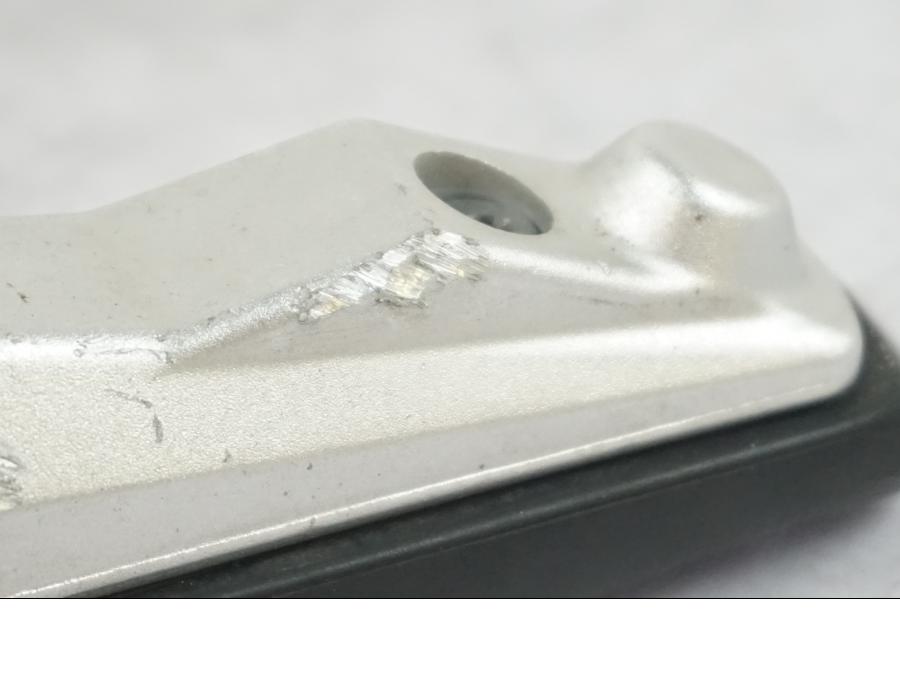 Vänster sida på Fotpinne från en BMW R 1200 R -2007 motorcykel.