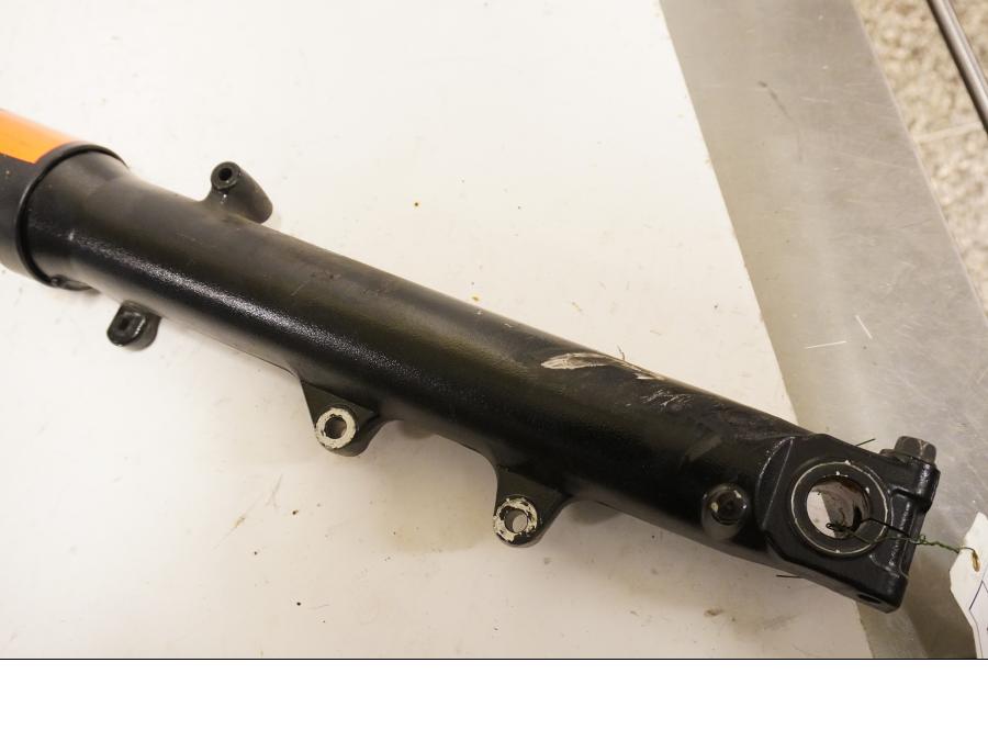 Vänster sida på Gaffelben från en Honda ST 1100 -1998 motorcykel.