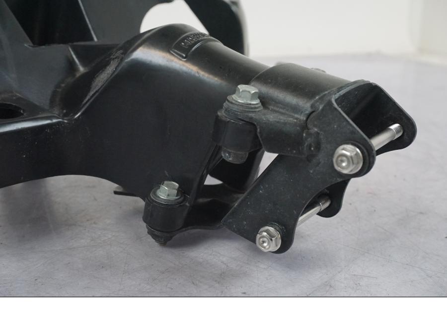 Vänster sida på Toppkåpstag från en Triumph Daytona 955I -2000 motorcykel.