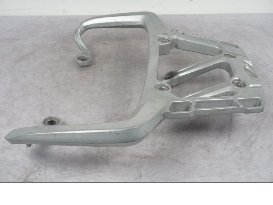 Snett uppifrån på Pakethållare från en Triumph Tiger Explorer -2012 motorcykel.