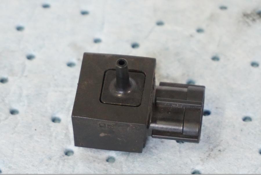 Baksidan på Mapsensor från en Suzuki GSX-R 1000 -2008 motorcykel.