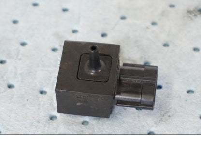 Baksidan på Mapsensor från en Suzuki GSX-R 1000 -2008 motorcykel.