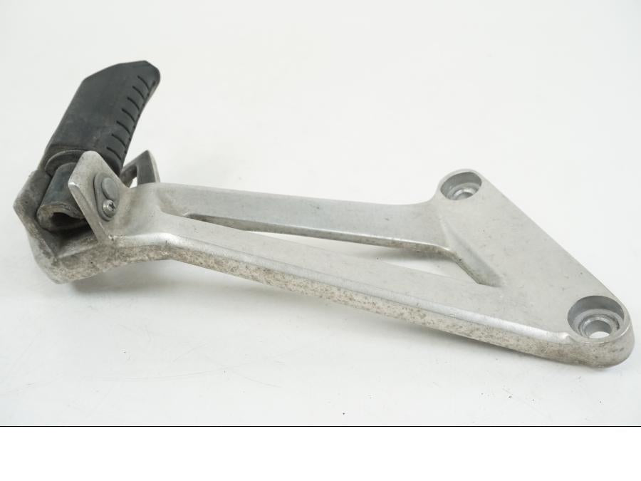 Baksidan på Fotpinnefäste från en Honda CBR 125 R -2006 motorcykel.