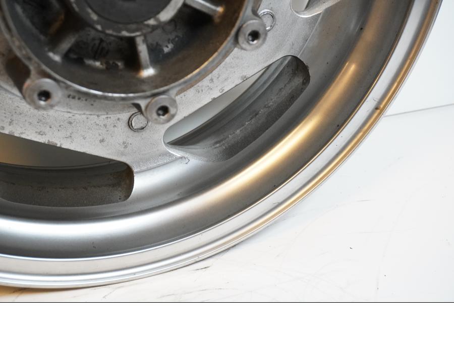 Höger sida på Fälg från en Kawasaki VN 1600 -2006 motorcykel.