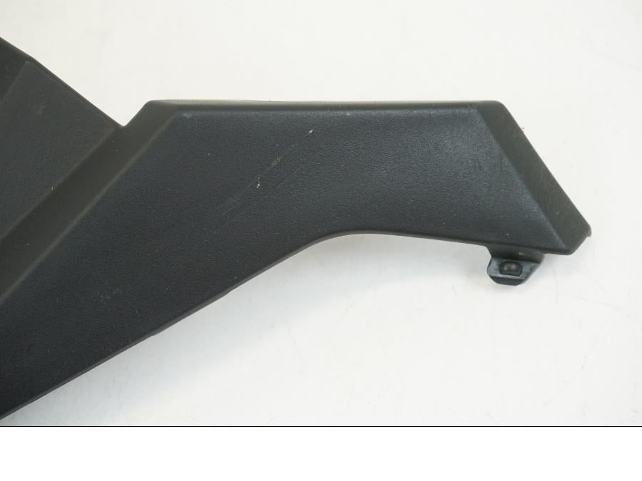 Snett nerifrån på Vindrutefäste från en Kawasaki ER-6F -2016 motorcykel.