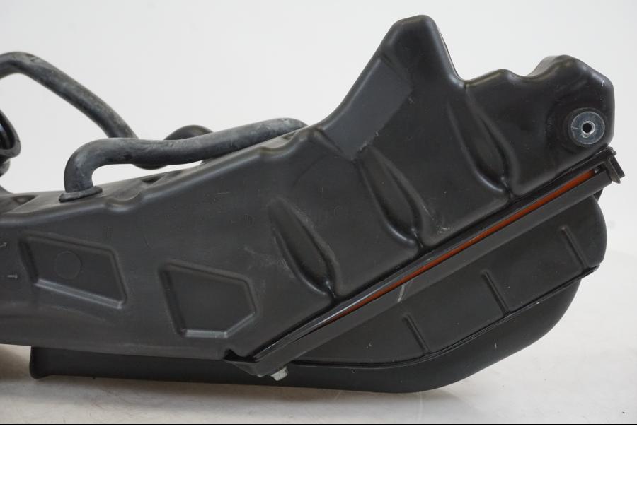 Snett nerifrån på Luftburk från en Husqvarna 701 Supermoto -2020 motorcykel.