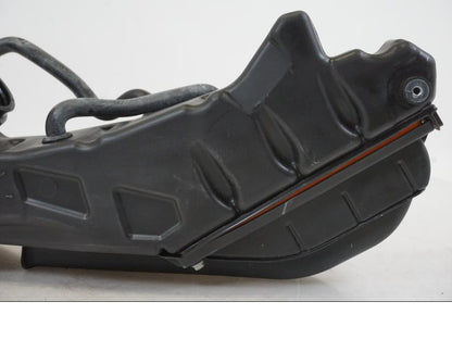 Snett nerifrån på Luftburk från en Husqvarna 701 Supermoto -2020 motorcykel.