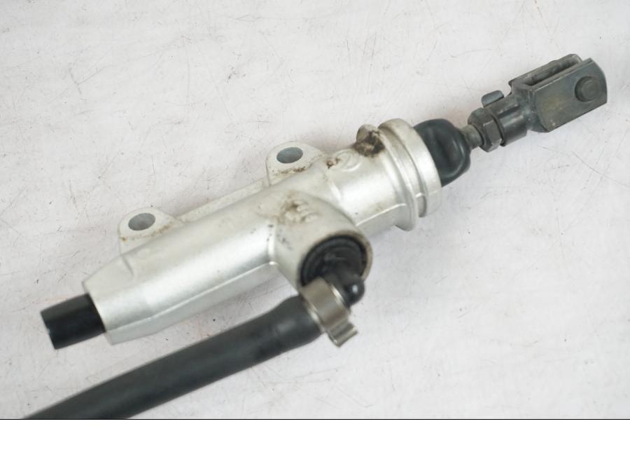 Snett nerifrån på Bromshuvudcylinder från en BMW R 1200 R -2007 motorcykel.