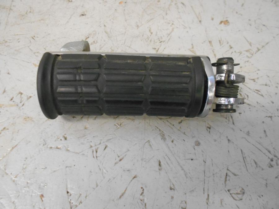 Framsidan på Fotpinne från en Suzuki VZ 1600 -2004 motorcykel.