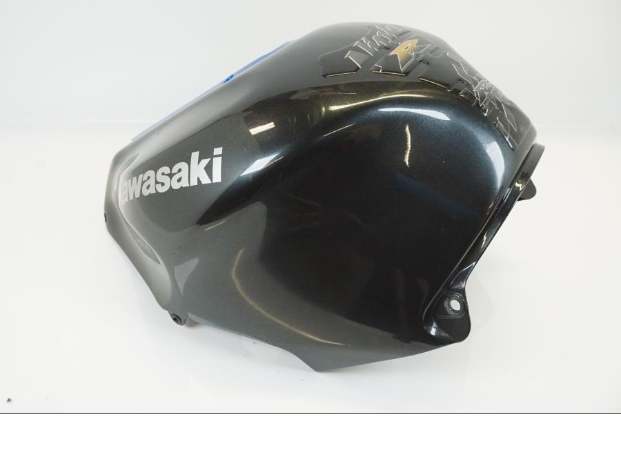 Baksidan på Bensintankskåpa från en Kawasaki ZX-12R -2000 motorcykel.